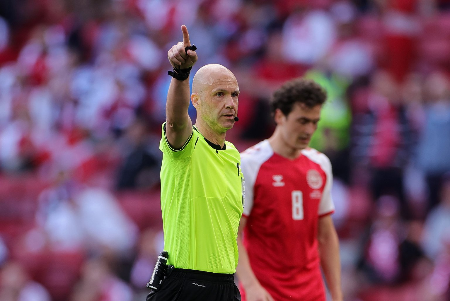 Vinh danh trọng tài kịp thời xử lý tình huống Eriksen ngã gục trên sân

